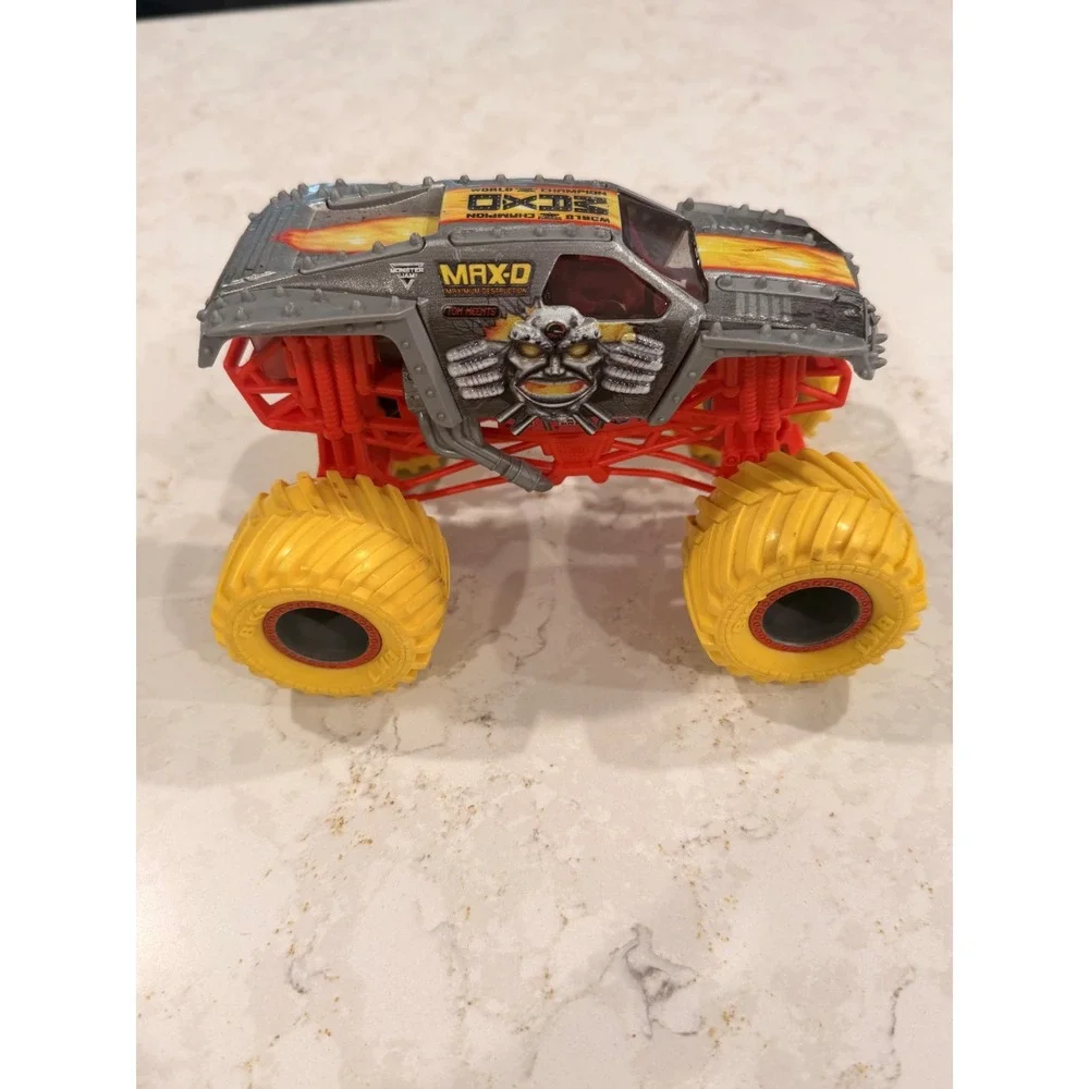 Monster Jam Max-D‎ Maximum Destruction Truck Silver Red Yellow Tom Meents 1:64